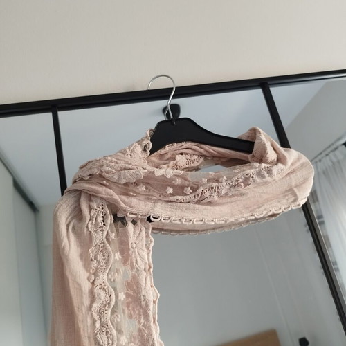 Beige cotton scarf with lace
