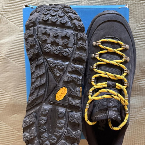 Hoka U Tor Summit sneakers size 42 like new, black with Vibram sole