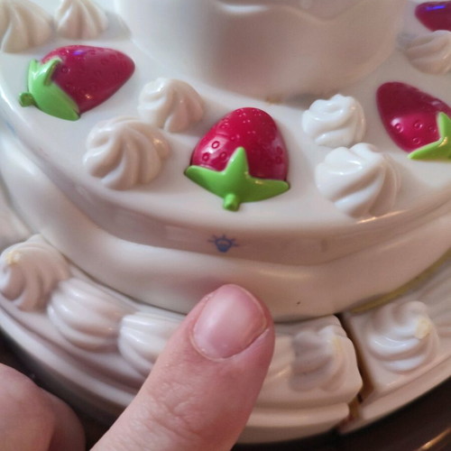 Toy cake used with music and light effects