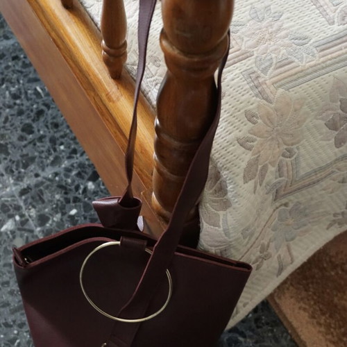Women's burgundy shoulder bag like new with gold ring detail