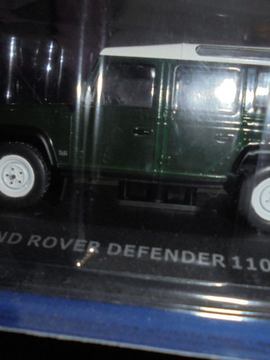 Миниатюрна кола Land Rover Defender 1996 1:43 зелена нова