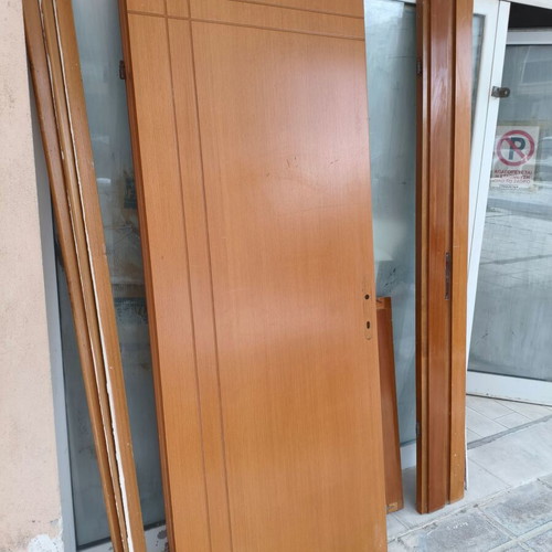 Left interior door used 209x89 with frame and hinges