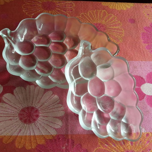 Crystal set with two grape-shaped bowls like new