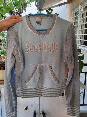 Nike sweatshirt used for girls aged 9-11, gray