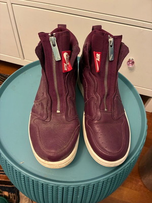 Nike Air women's athletic shoes burgundy/purple with zipper size 39 used