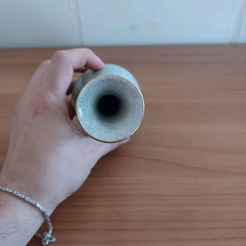 Decorative vase like new with unique cracked design and gilded detail