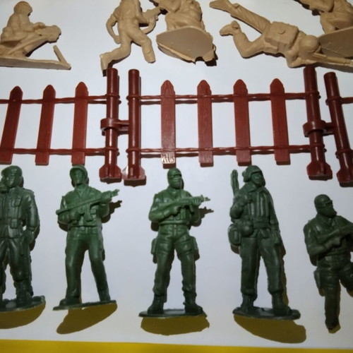 Plastic toy soldiers, set of 26