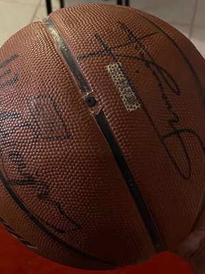 Basketball ball like new with signatures of Giannakis, Kampouris and Larkin
