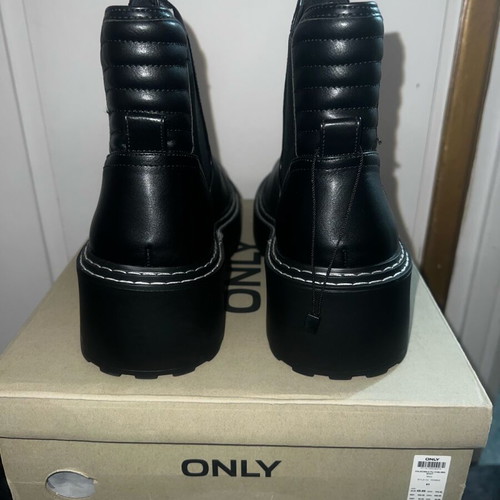 Only women's ankle boots size 41 new, black with white trim