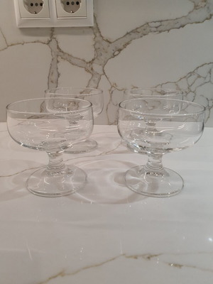 Stemmed ice cream glasses set of 4 like new