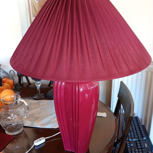 Porcelain table lamp like new, large, burgundy