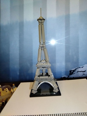 Lego 21019 Architecture The Eiffel Tower set like new, Landmark Series