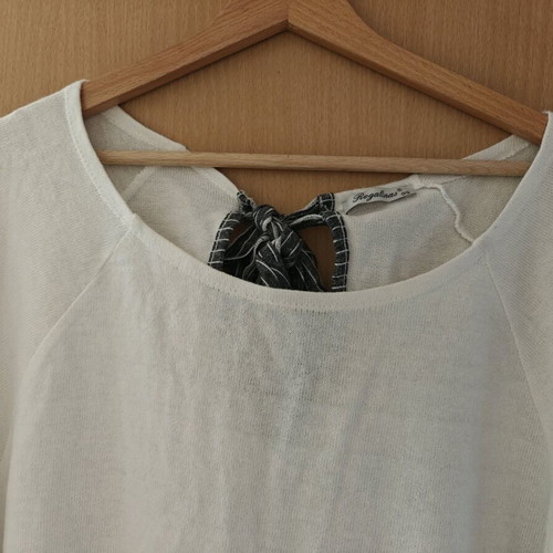 Regalinas blouse white like new with bow details on sleeves
