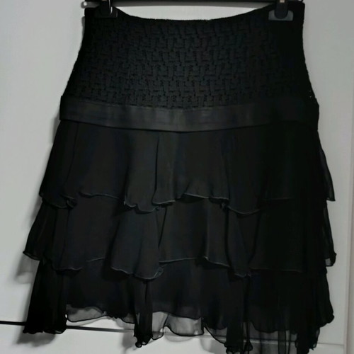 High-waisted modern skirt size M new, branded