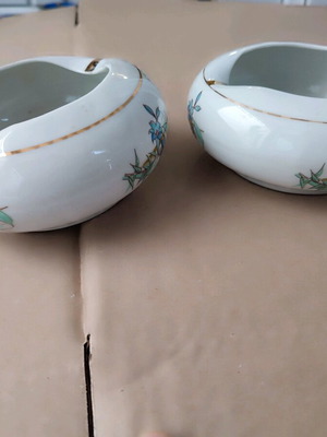 Set of two porcelain and gold ashtrays new