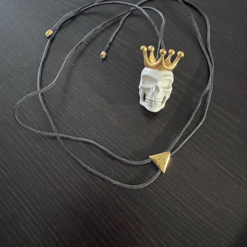 Skull necklace like new, white and gold