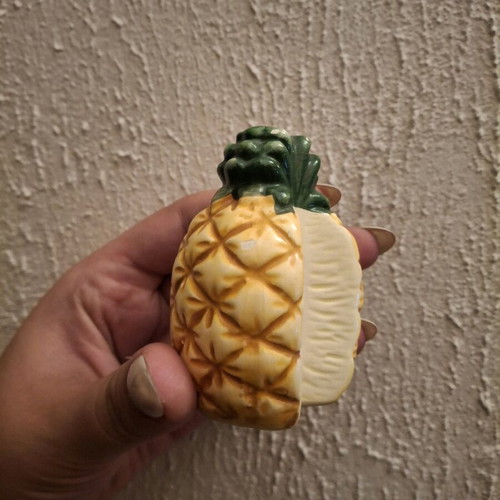 Pineapple-shaped salt and pepper shaker used, collectible piece