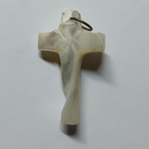 Cross pendant amulet made of mother-of-pearl like new