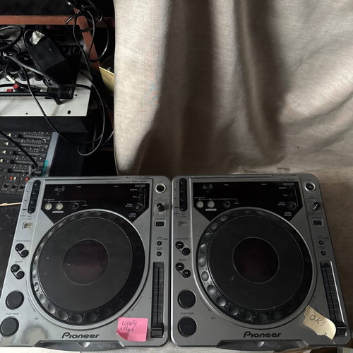 Pioneer CDJ-800 professional DJ media players used, pair with one needing repair