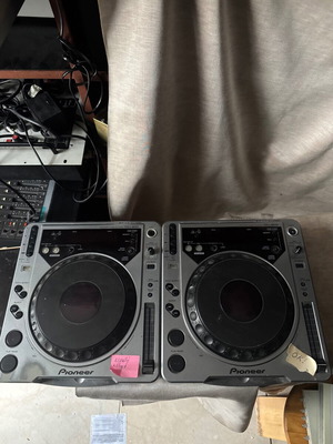 Pioneer CDJ-800 professional DJ media players used, pair with one needing repair