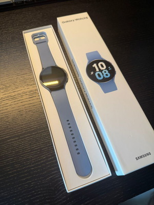 Samsung Galaxy Watch 5 smartwatch