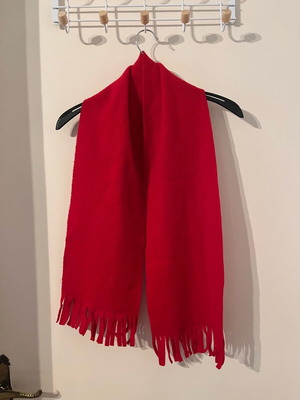 Scarf red short like new