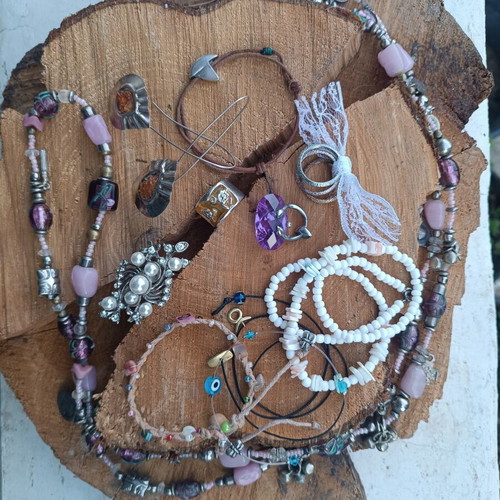 Jewellery jar with assorted used jewelry
