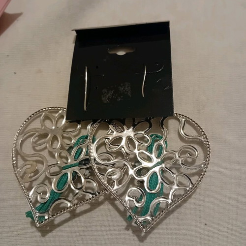 Heart-shaped earrings with green cord and silver color new