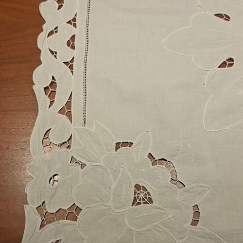 Vintage Richelieu tablecloth with intricate cutwork embroidery and spider motif (78x76 cm)