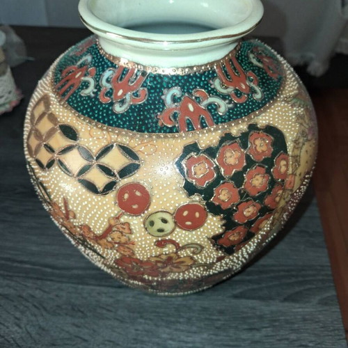Vintage Satsuma Vase Japanese hand painted porcelain like new