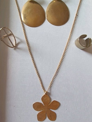 Jewelry set like new, gold-colored