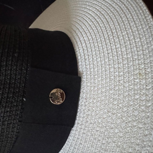 Women's hat like new, size M, black and white