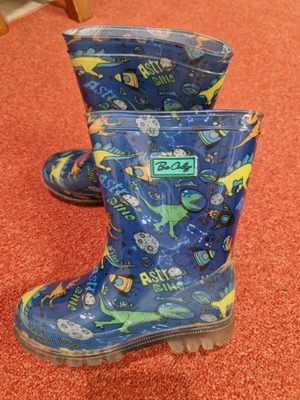 Boy's galotses size 27 with dinosaurs like new