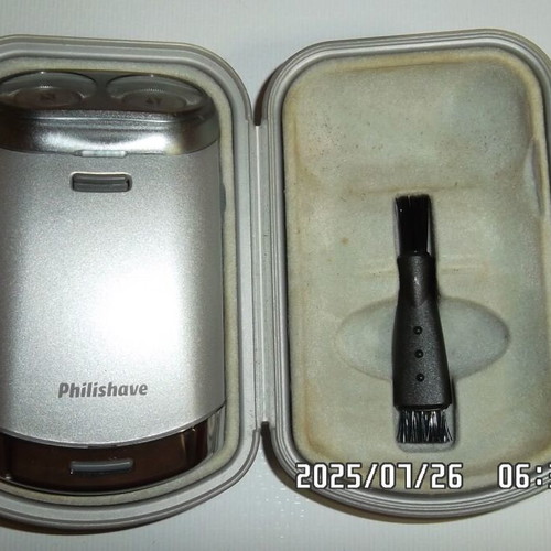 Philishave battery shaver used with case and brush