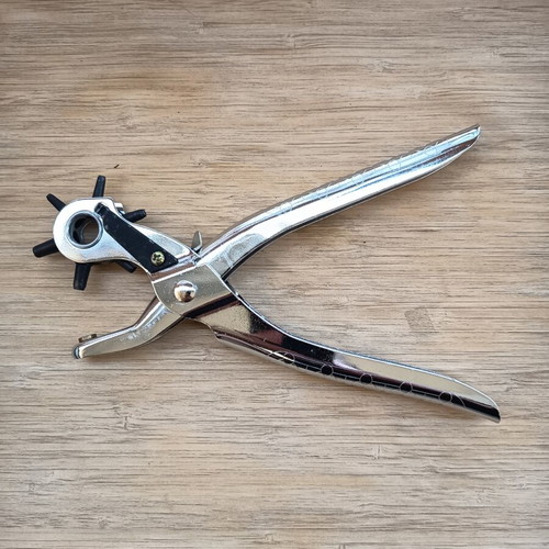 Hole punch tool for belts and other materials