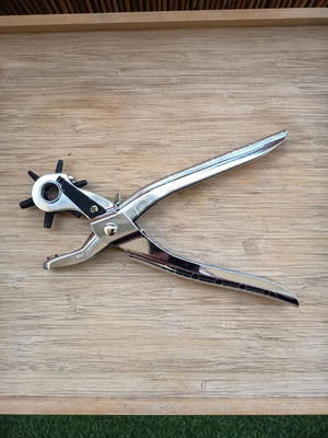Hole punch tool for belts and other materials