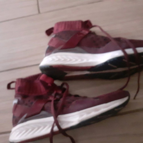Puma athletic shoes like new, burgundy