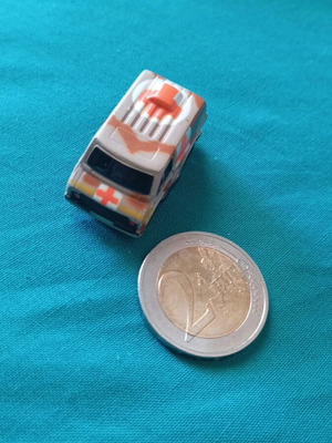 Galoob Micro Machines μινιατούρα ασθενοφόρο του 1988 σε μπεζ και πορτοκαλί καμουφλάζ