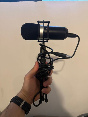 Trust GXT 232 Mantis USB condenser microphone used with stand and pop filter