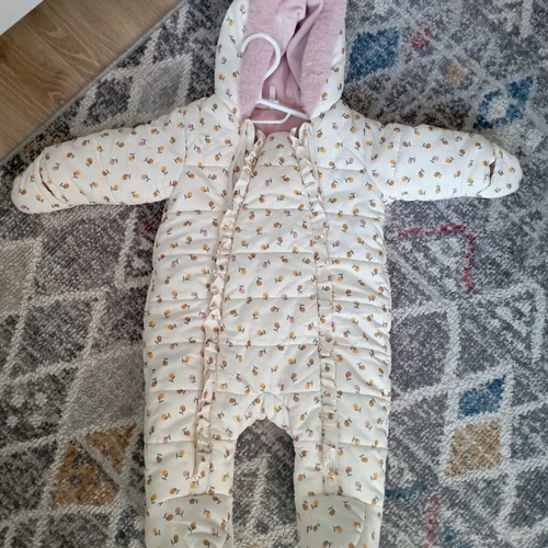 Baby jumpsuit like new for 6-month-old girl