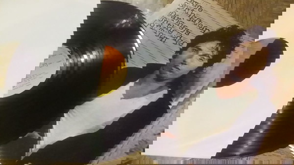 66 Δίσκοι βινυλίου ΤΩΡΑ ΜΟΝΟ 520 €