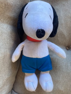 Snoopy λούτρινο παιχνίδι με μπλε σορτσάκι και κόκκινο κολάρο, 20 εκ.