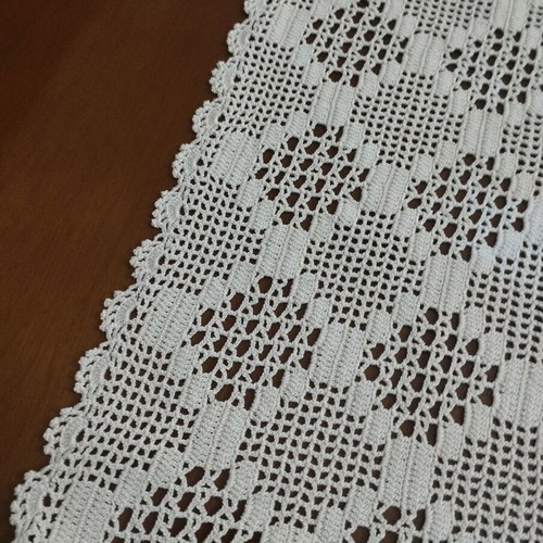 Table runner like new, dimensions 61x34