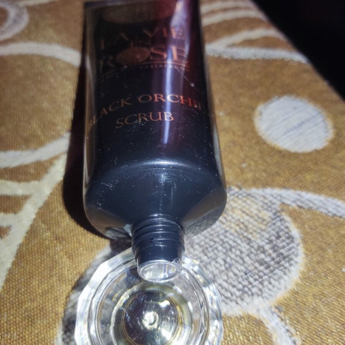 Black Orchid Scrub by La Vie En Rose new facial exfoliator