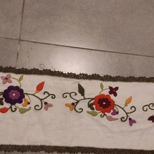 Runner like new with very beautiful design