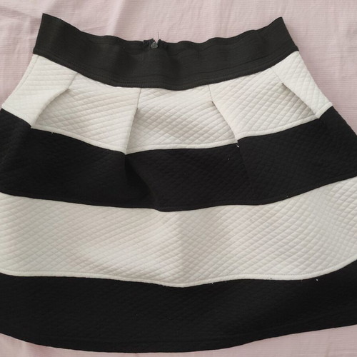 Evita Girl's Skirt Size 9 Like New Black and White