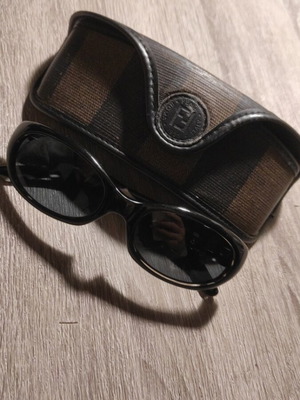 Γυαλιά ηλίου Fendi μεταχειρισμένα, μαύρα, με θήκη