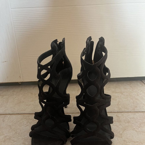 High Heels size 38 like new, black, stylish and comfortable