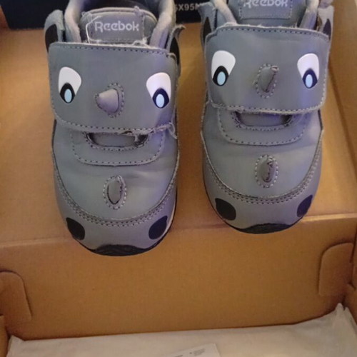 Reebok kids shoes size 24.5 like new, gray with rhino design