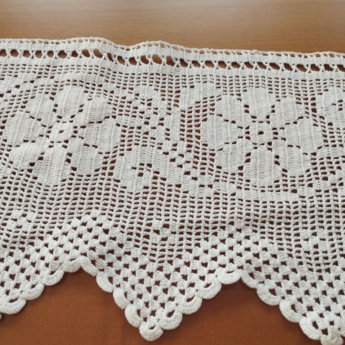 Vintage handmade wide crochet lace set of 2 with rose design, like new
